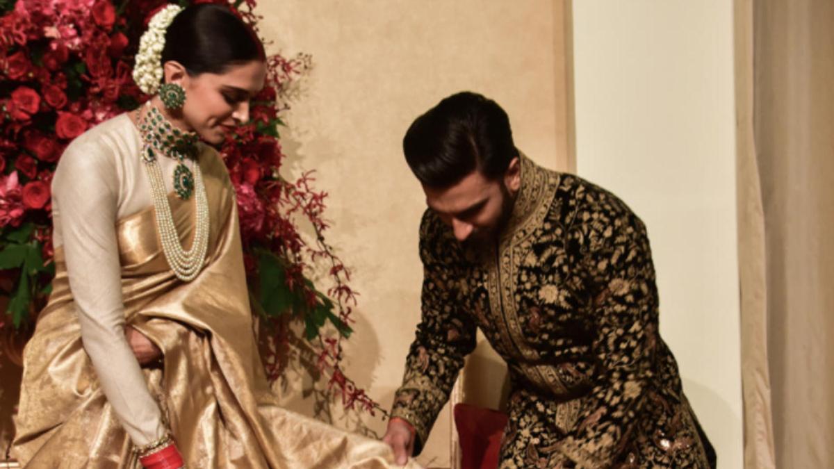 जब रणवीर ने संभाला दीपिका का पल्लू, शाहरुख ने संभाला गौरी का ट्रेल, दिल जीत लेगा एक्टर्स का ये अंदाज