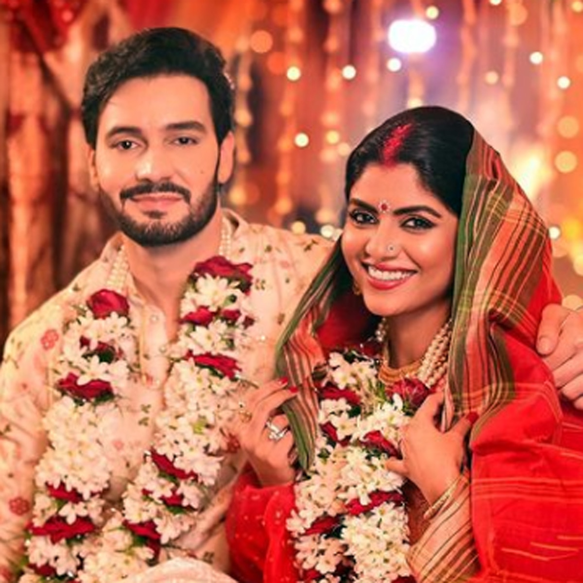 अनुग्रह, सायंतनी घोष