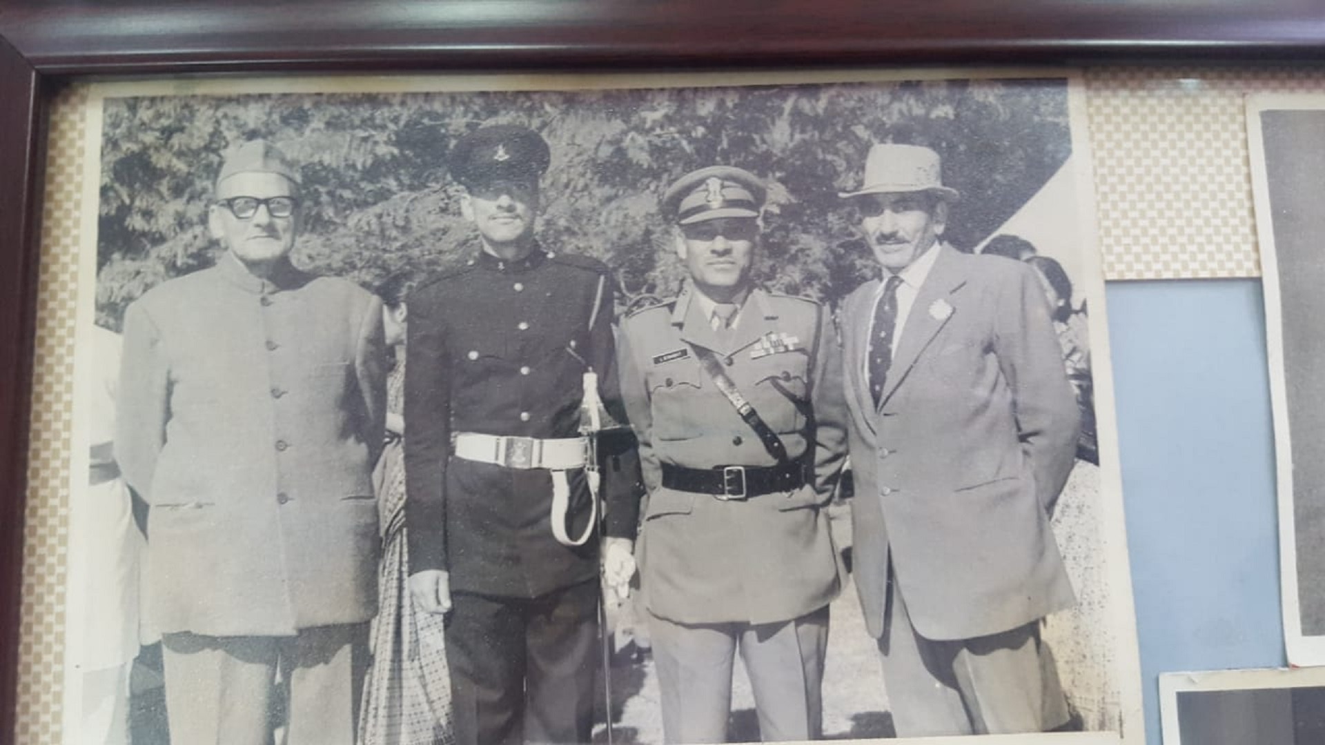 (फाइल फोटो- सेना के साथियों के साथ CDS जनरल बिपिन रावत)