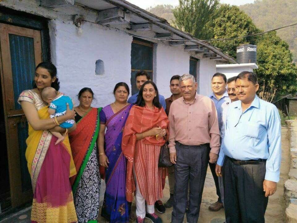 (फाइल फोटो- उत्तराखंड में अपने गांव में पत्नी मधुलिका के साथ सीडीएस जनरल बिपिन रावत)