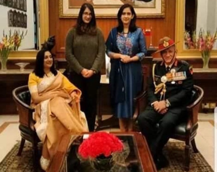 (फाइल फोटो- अपनी दोनों बेटियों और पत्नी मधुलिका के साथ CDS जनरल बिपिन रावत)