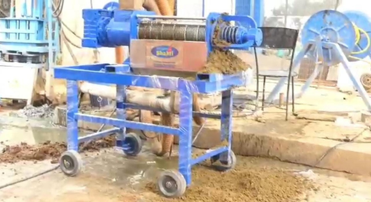 Machine to make wood for cow dung