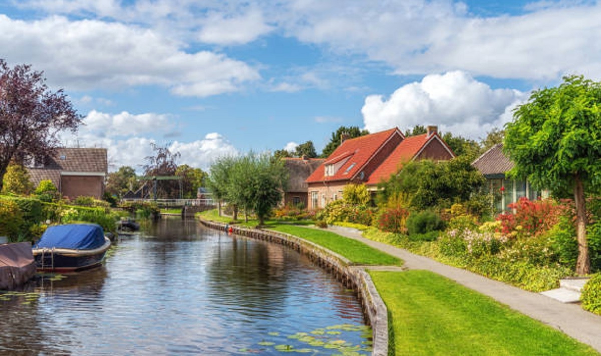 इन 10 छोटे शहरों के सामने फीके पेरिस-रोम