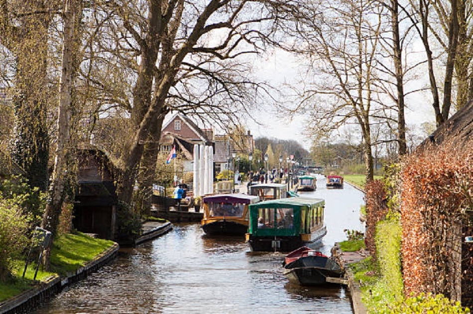 इन 10 छोटे शहरों के सामने फीके पेरिस-रोम