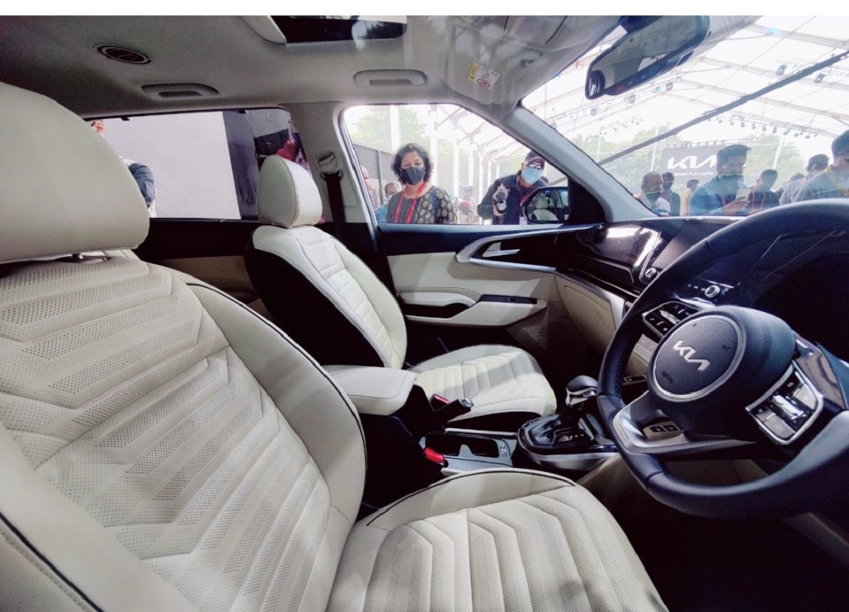 Kia Carens है स्पेशियस