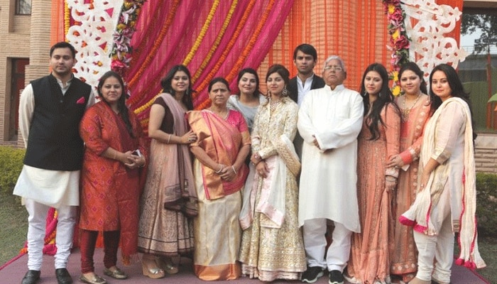 (फोटो- पूरे परिवार के साथ लालू यादव और राबड़ी देवी)