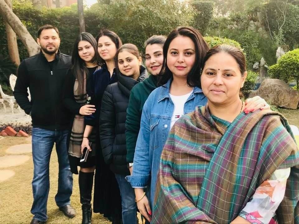 (फोटो- बहनों के साथ तेजस्वी यादव)