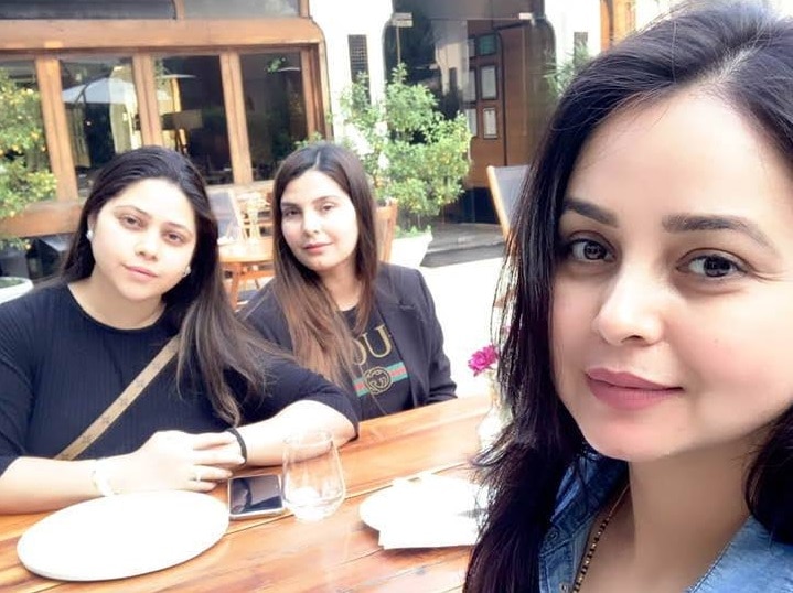 (फोटो- बहनों के साथ सेल्फी लेतीं रोहिणी)