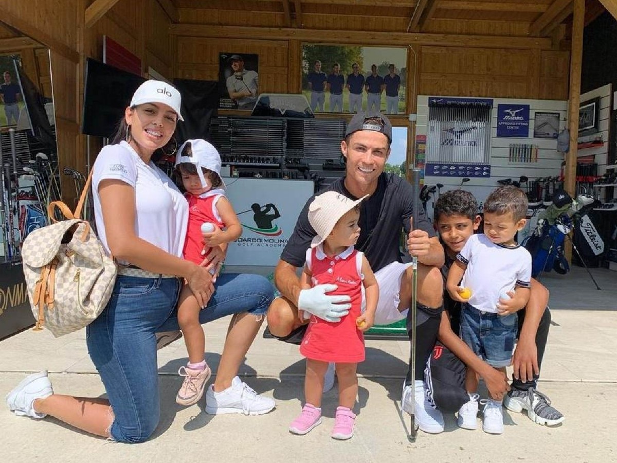 Ronaldo_and_Georgina_rodriguez_with_family