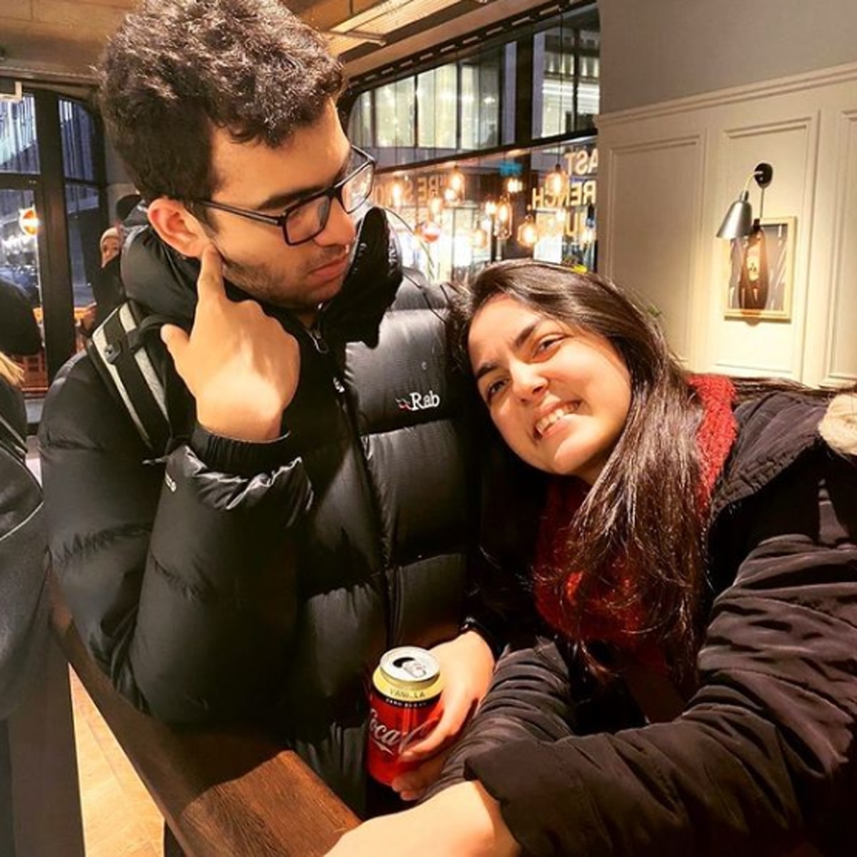 शनेल ईरानी भाई के साथ  