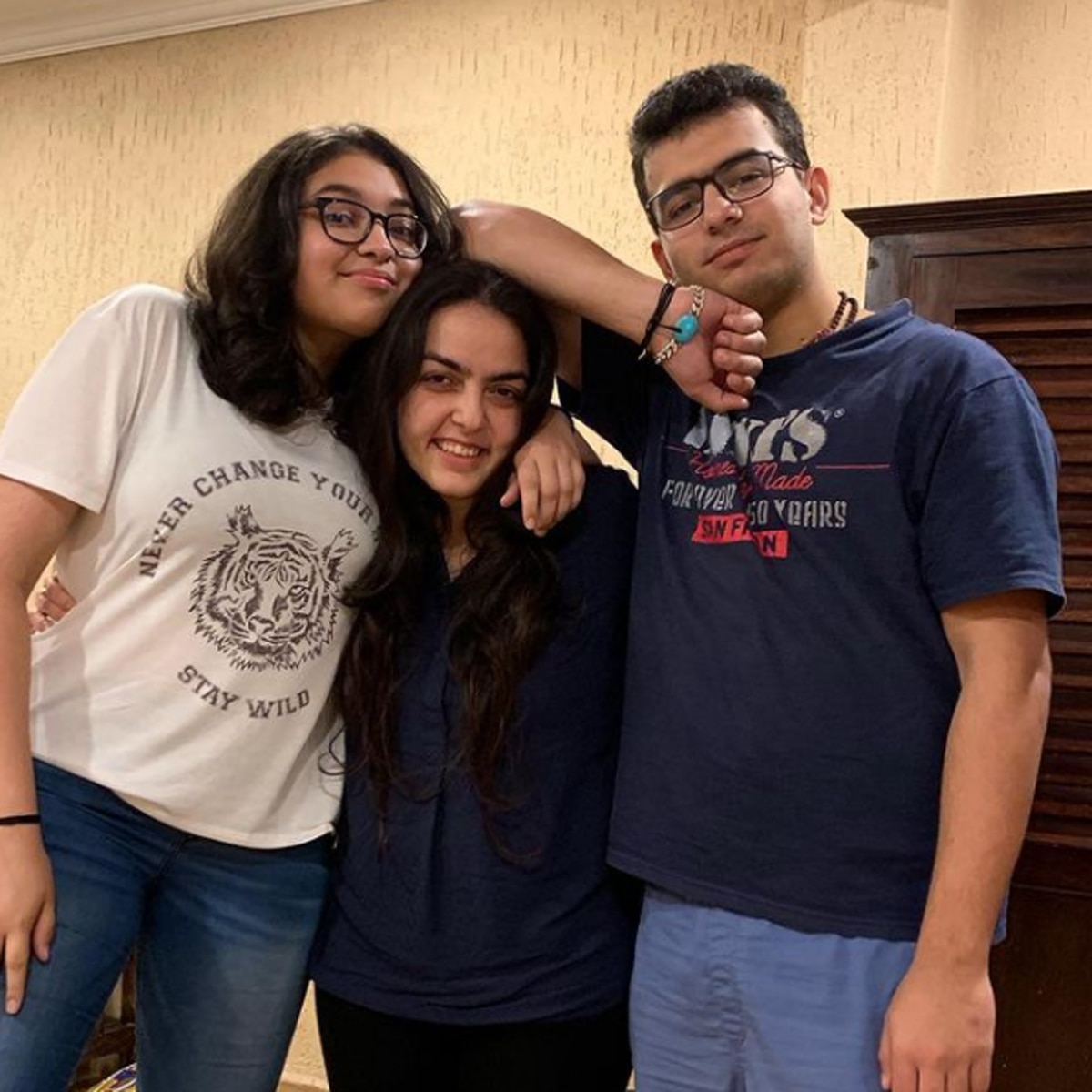 शनेल ईरानी, भाई-बहन के साथ  