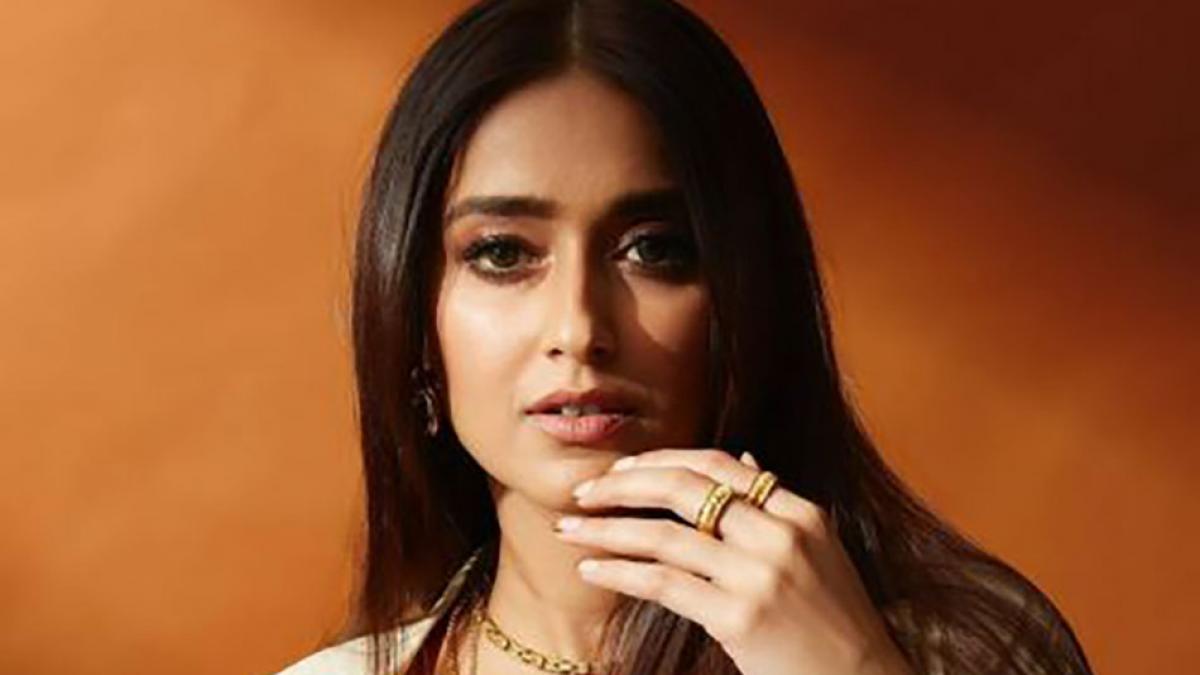 व्हाइट बिकिनी में Ileana D'Cruz का सिजलिंग लुक, बीच पर चिल करती आईं नजर