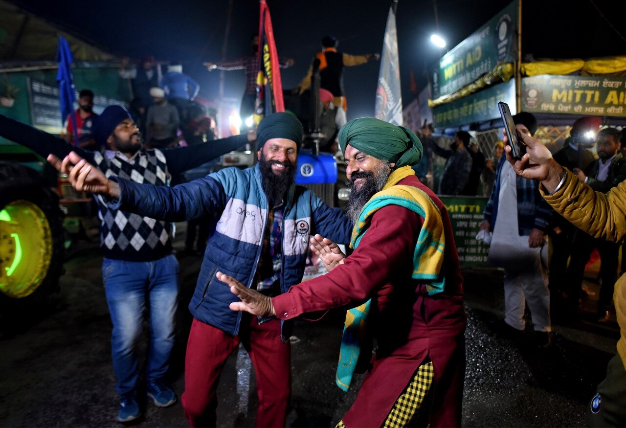 संयुक्त किसान मोर्चा द्वारा आंदोलन समाप्ति की घोषणा के बाद सिंघु बार्डर पर जश्न मनाते किसान