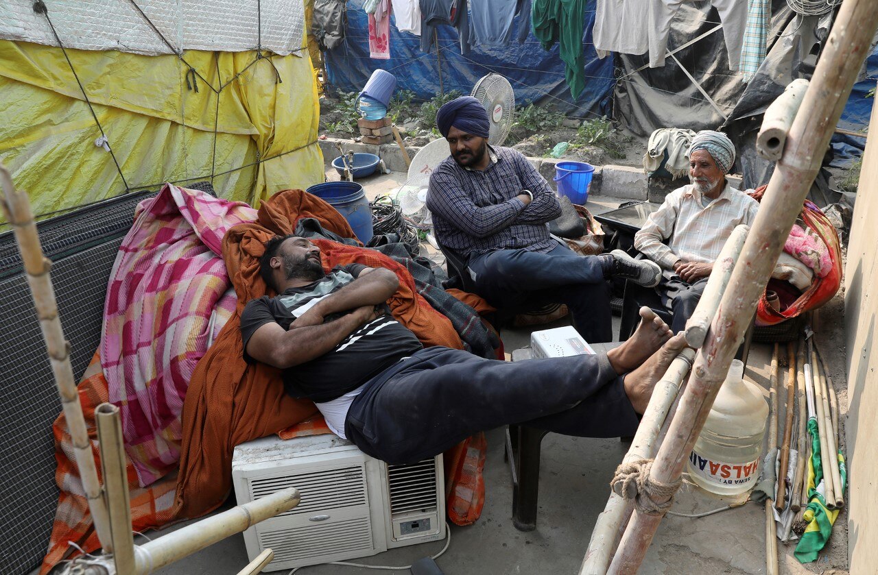 सिंघु बॉर्डर पर युवा किसानों का एक ग्रुप फुर्सत के पलों में