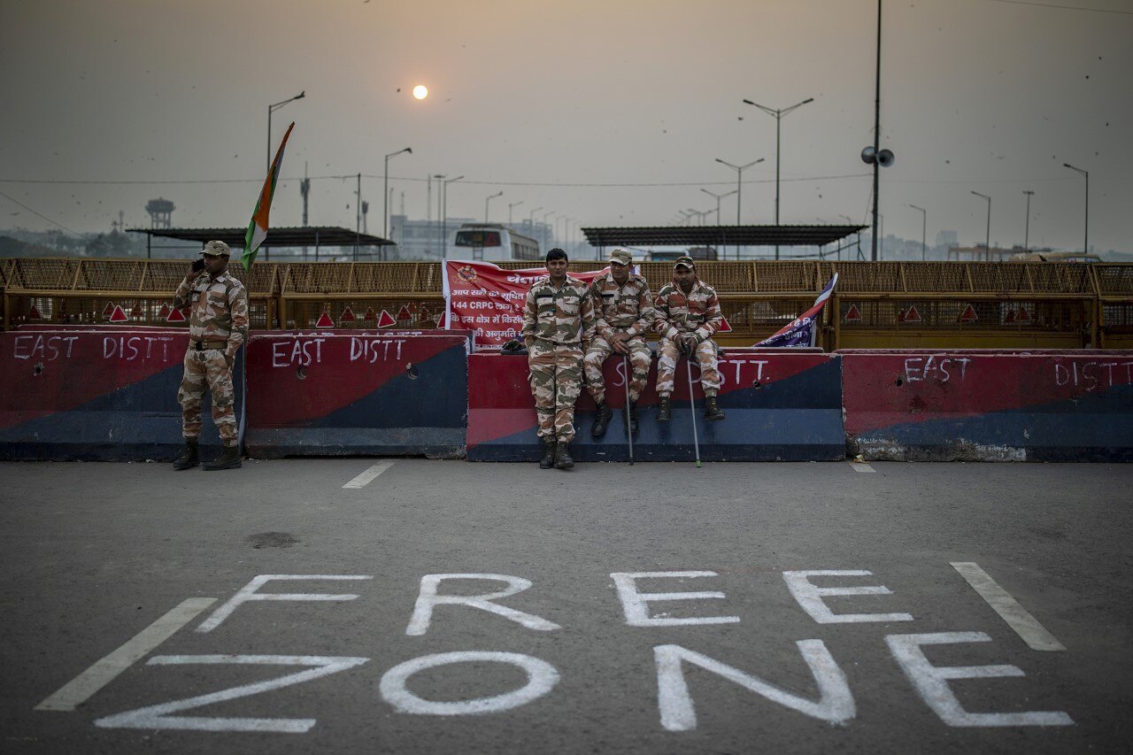 गाजीपुर में सड़क पर पुलिस की बैरिकेडिंग, साथ में सुरक्षा के लिए मौजूद जवान
