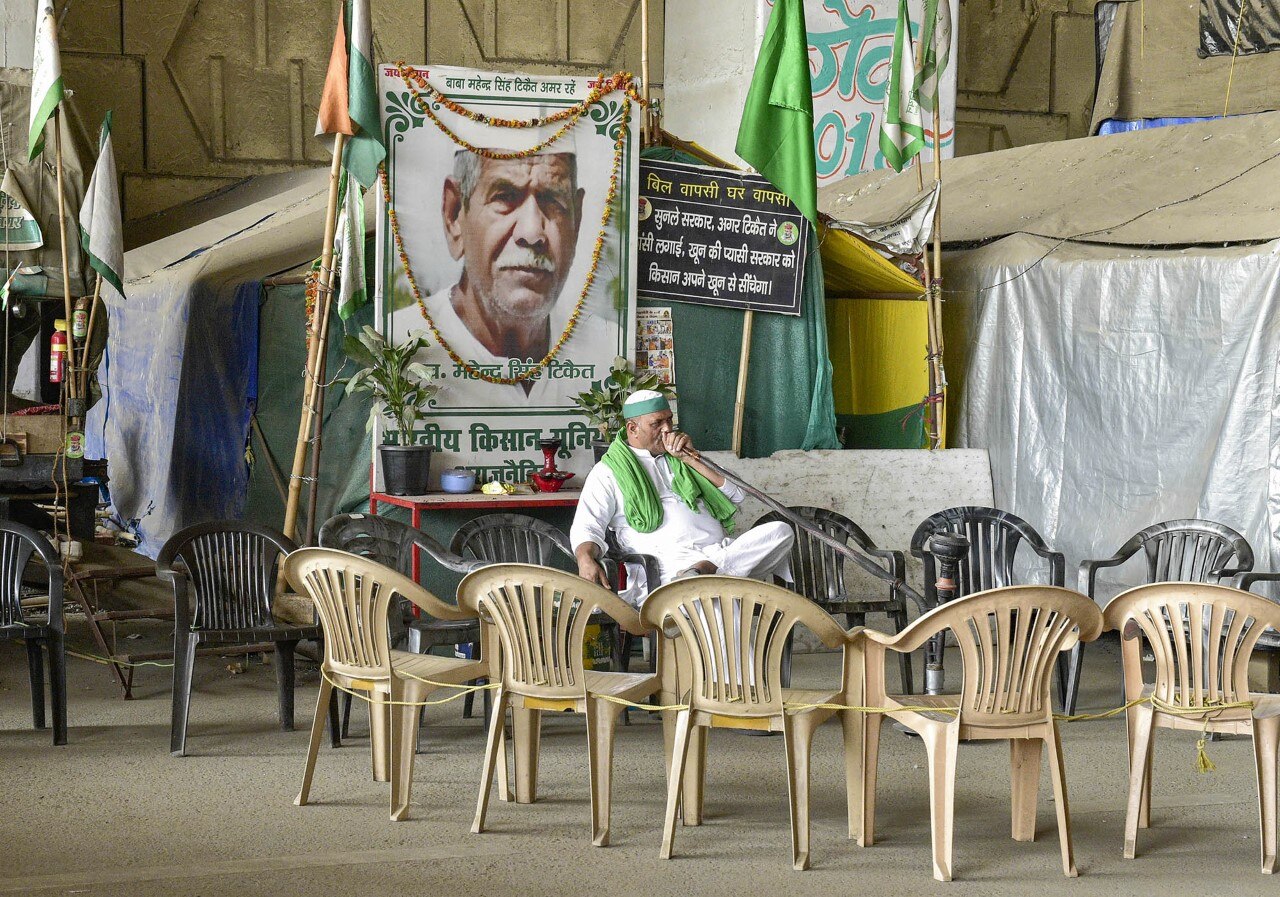 गाजीपुर बॉर्डर पर हुक्का पीता एक किसान