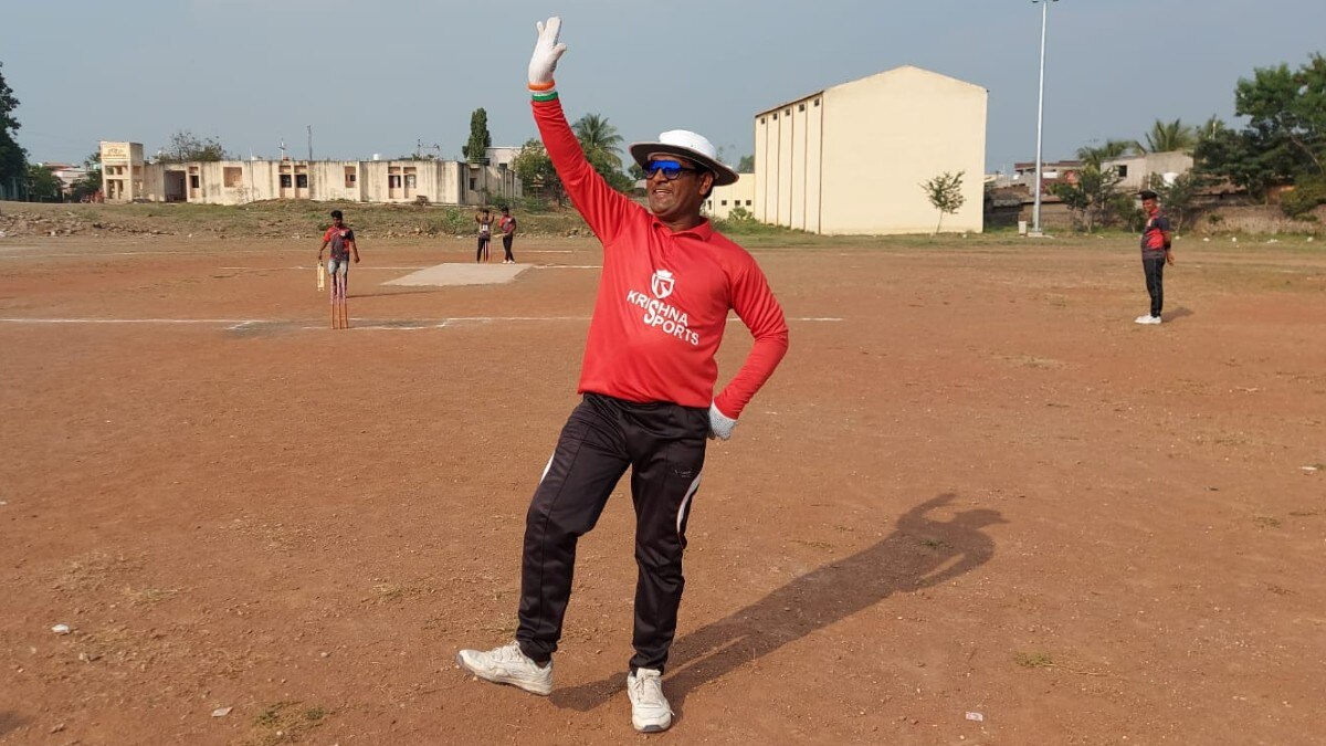 umpiring_in_unique_style