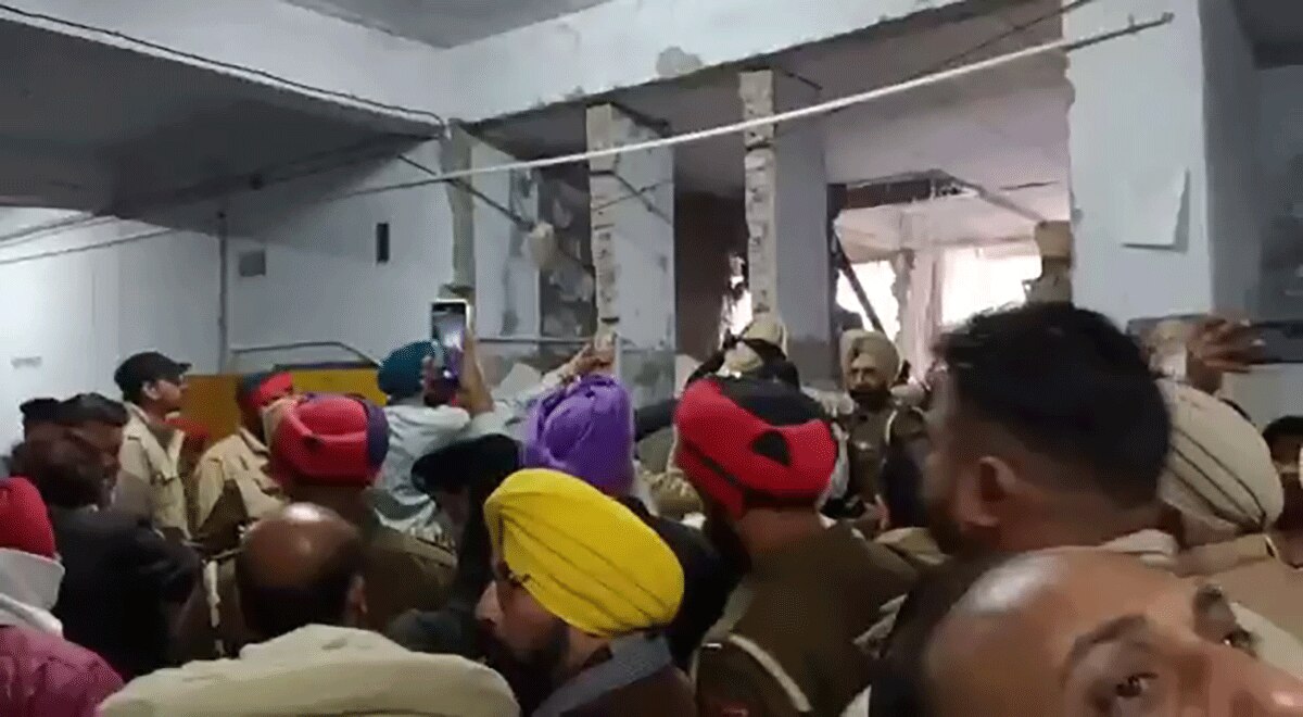 कोर्ट में चल रही है वकीलों की हड़ताल  