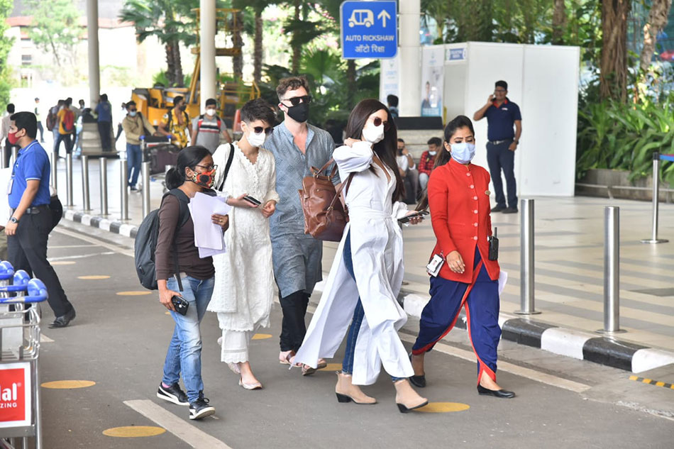 कटरीना की फैमिली एयरपोर्ट पर 