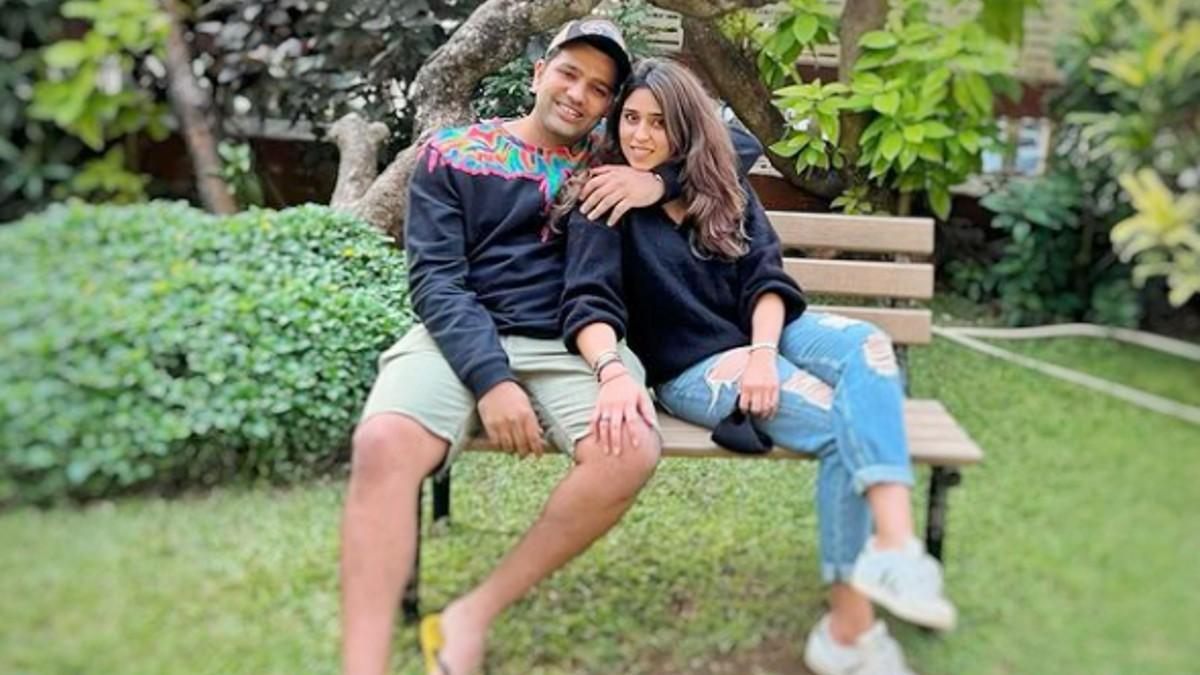 Rohit Sharma ने पत्नी संग शेयर की रोमांटिक फोटो, कहा- इस लड़की को हमेशा पकड़कर रखूंगा