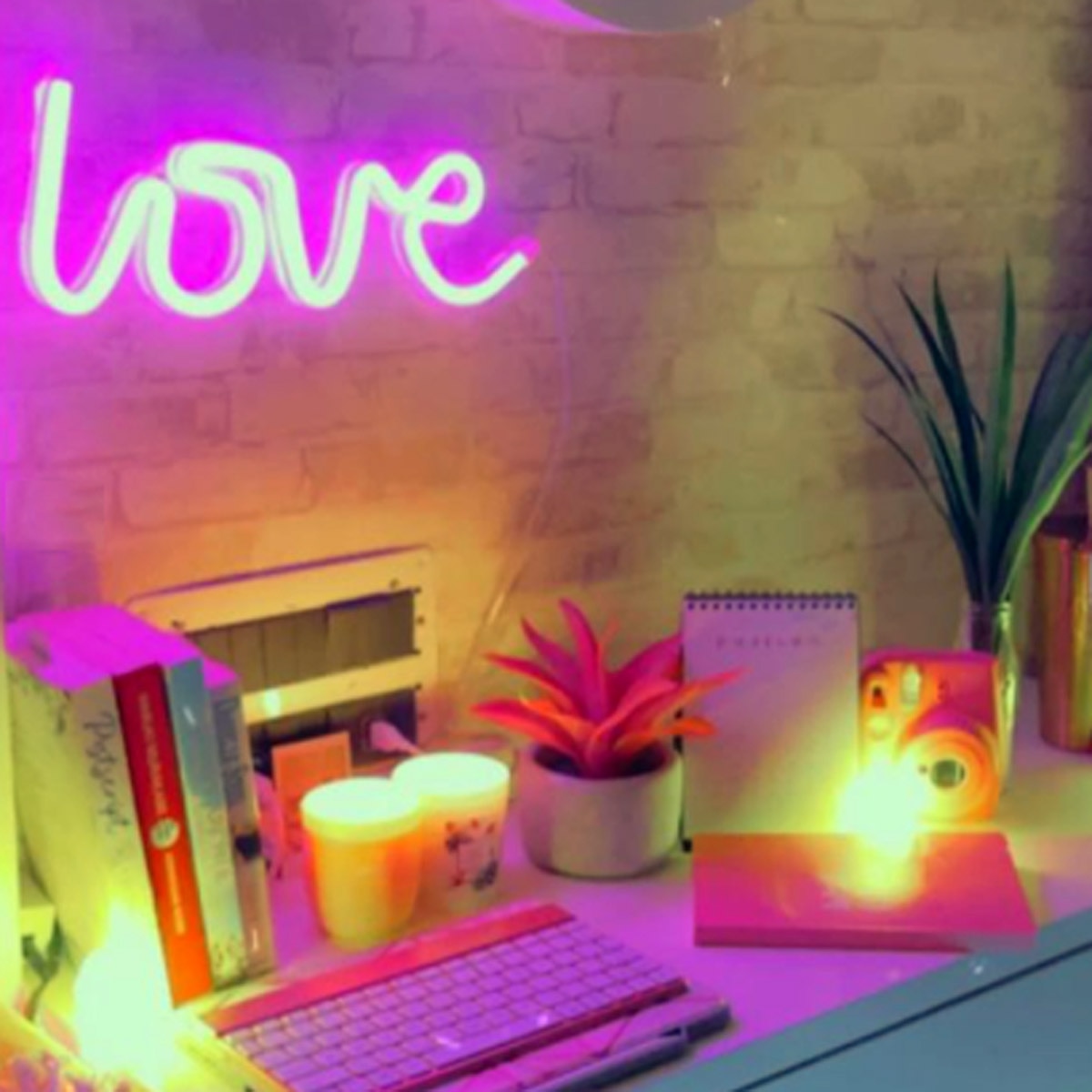 अवनीत कौर रूम