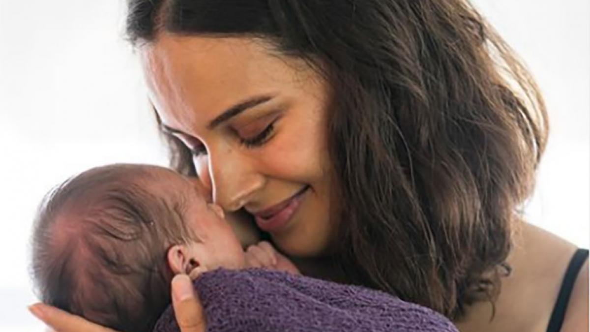 Evelyn Sharma ने बेटी को ब्रेस्टफीड कराते हुए शेयर की फोटो, फैंस बोले- Aww