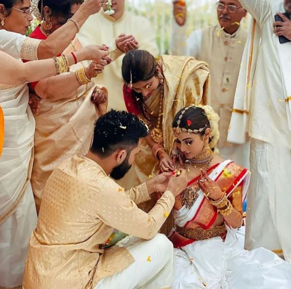 मौनी रॉय वेडिंग फोटोज