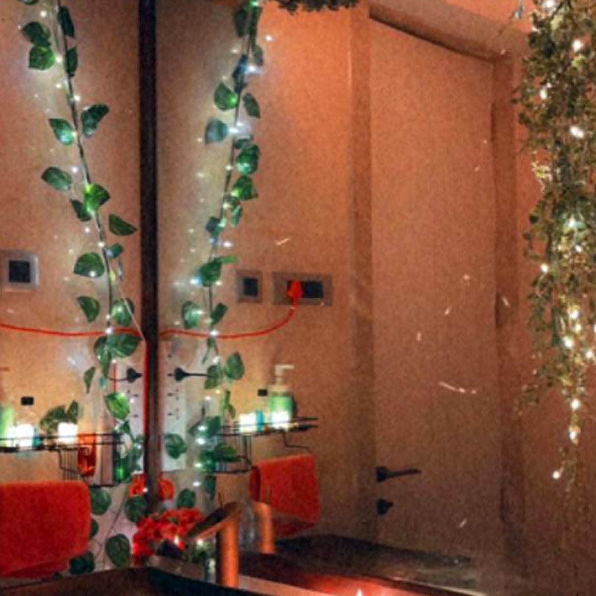 अवनीत कौर रूम