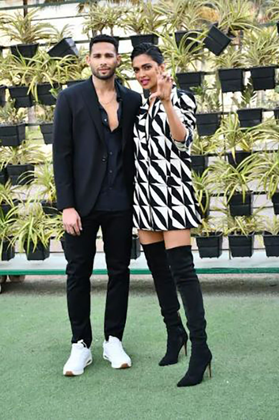  दीपिका पादुकोण, सिद्धांत चतुर्वेदी,