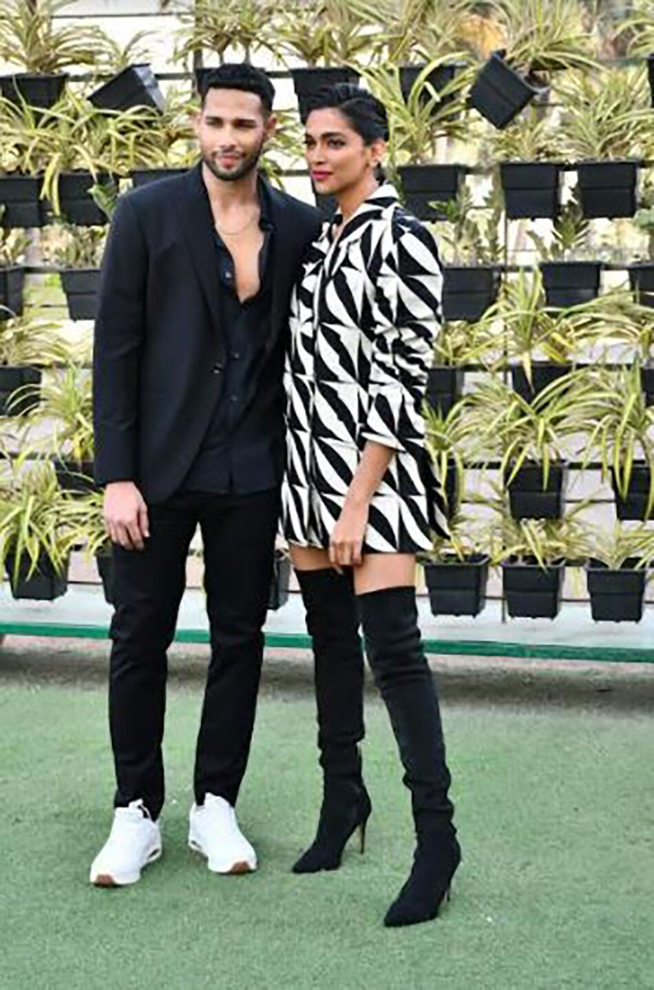  दीपिका पादुकोण, सिद्धांत चतुर्वेदी,