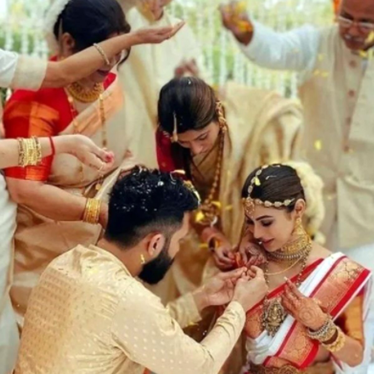 सूरज नांबियार, मौनी रॉय