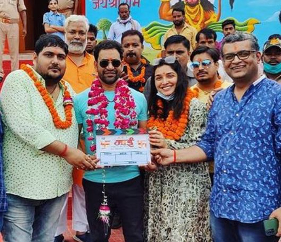 फिल्म की कास्ट संग निरहुआ और आम्रपाली दुबे