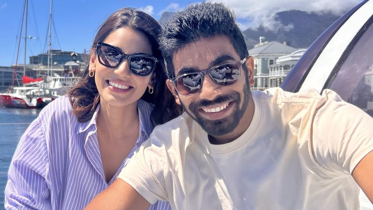 Jasprit bumrah wife Sanjana ganesan photos: विंडीज सीरीज से आराम लेकर वाइफ संग छुट्टियां मना रहे बुमराह, देखें Photos