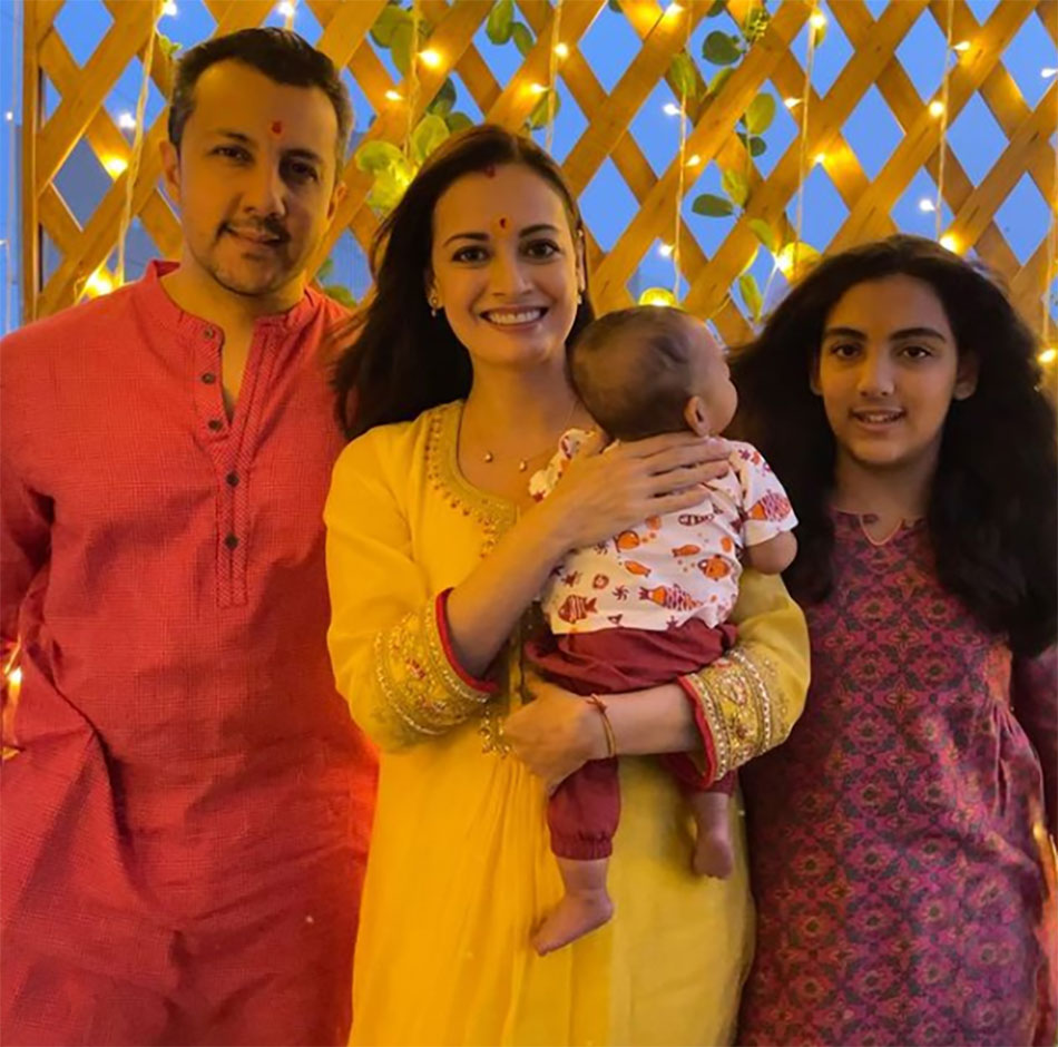 दीया मिर्जा पर‍िवार के साथ 