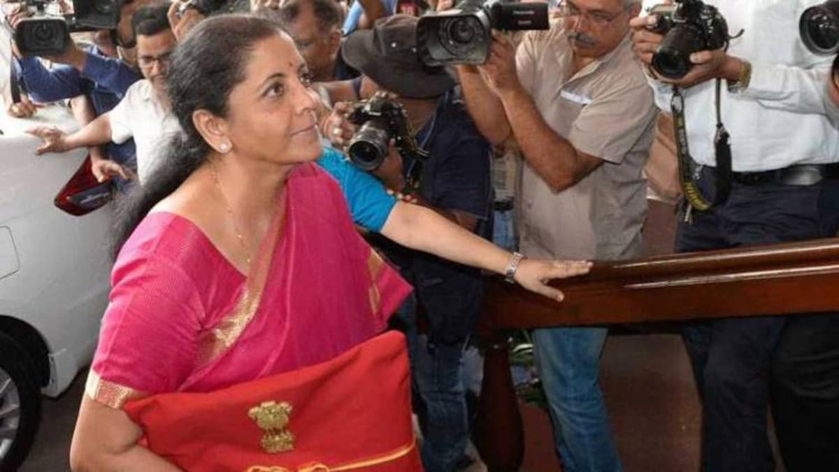 50 साल बाद साड़ी में पहुंचा कोई वित्त मंत्री