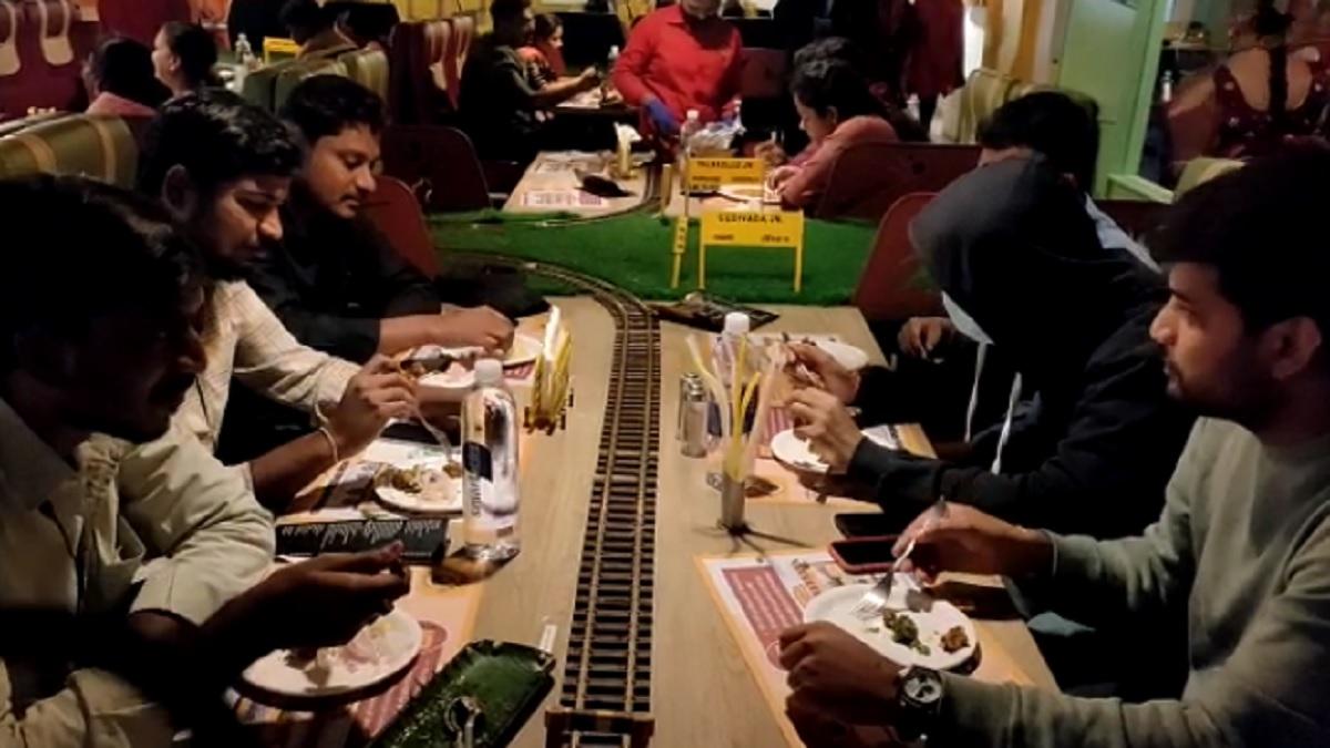 रेस्टोरेंट की अनोखी पहल, ट्रेन के जरिए मेहमानों को परोसा जा रहा खाना, देखें PHOTOS