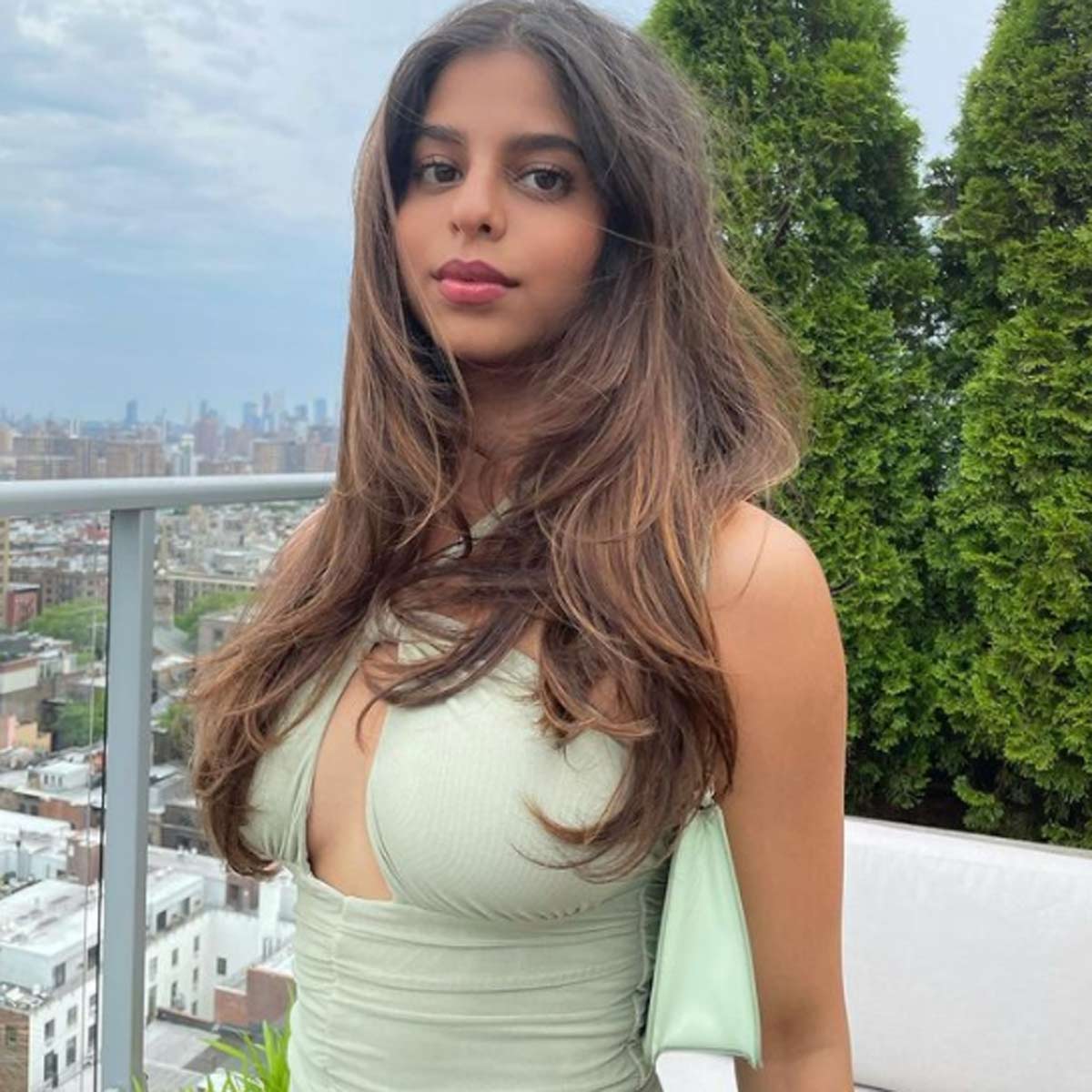 Shahrukh Khan's sweetheart Suhana Khan posed in a deep neck printed dress, photos went viral Shahrukh Khan's sweetheart Suhana Khan posed in a deep neck printed dress, photos went viral
