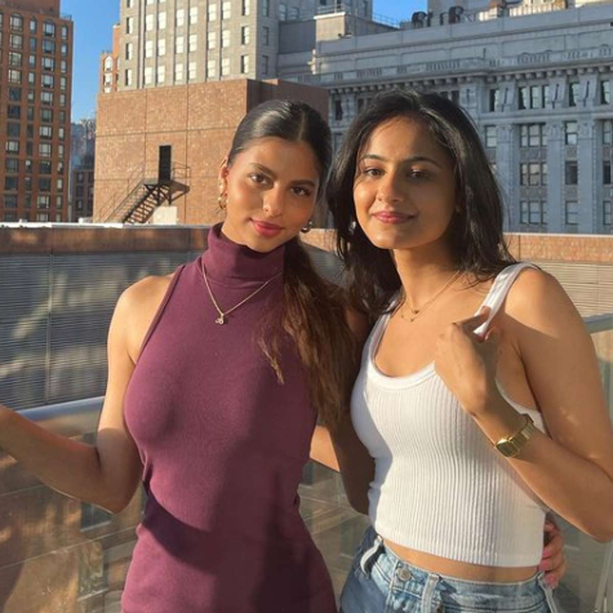 Shahrukh Khan's sweetheart Suhana Khan posed in a deep neck printed dress, photos went viral Shahrukh Khan's sweetheart Suhana Khan posed in a deep neck printed dress, photos went viral