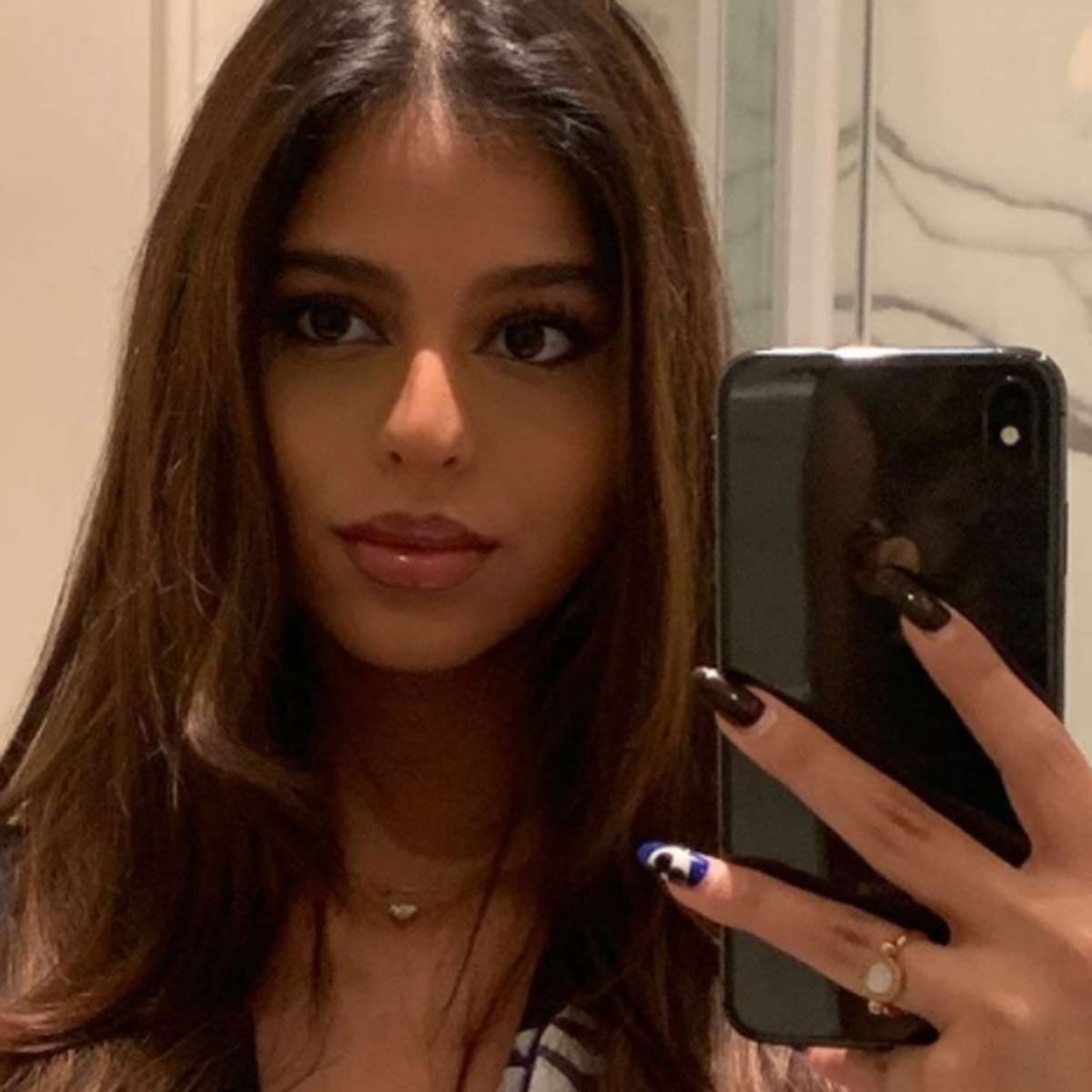 Shahrukh Khan's sweetheart Suhana Khan posed in a deep neck printed dress, photos went viral Shahrukh Khan's sweetheart Suhana Khan posed in a deep neck printed dress, photos went viral