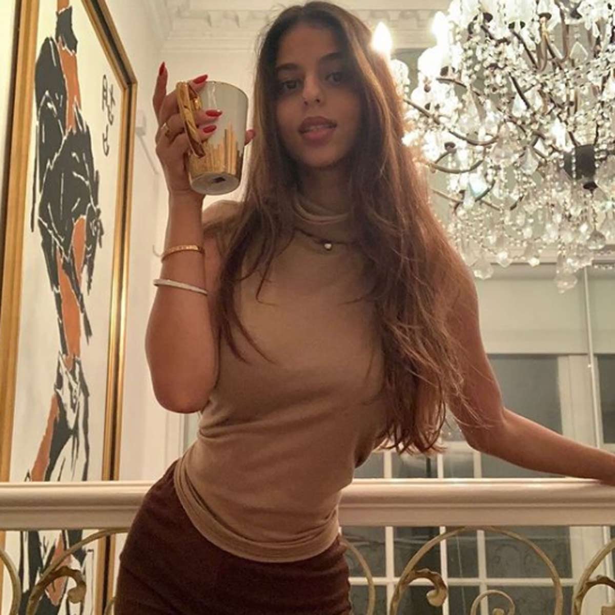 Shahrukh Khan's sweetheart Suhana Khan posed in a deep neck printed dress, photos went viral Shahrukh Khan's sweetheart Suhana Khan posed in a deep neck printed dress, photos went viral