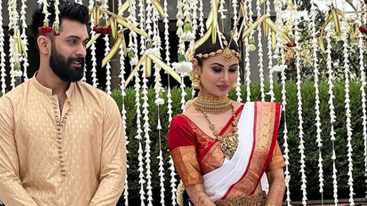 Mouni Roy-Suraj Nambiar Wedding Photos: मांग टीका-सफेद साड़ी में मलयाली दुल्हन बनीं Mouni Roy, ब्राइडल लुक में लगीं स्टनिंग