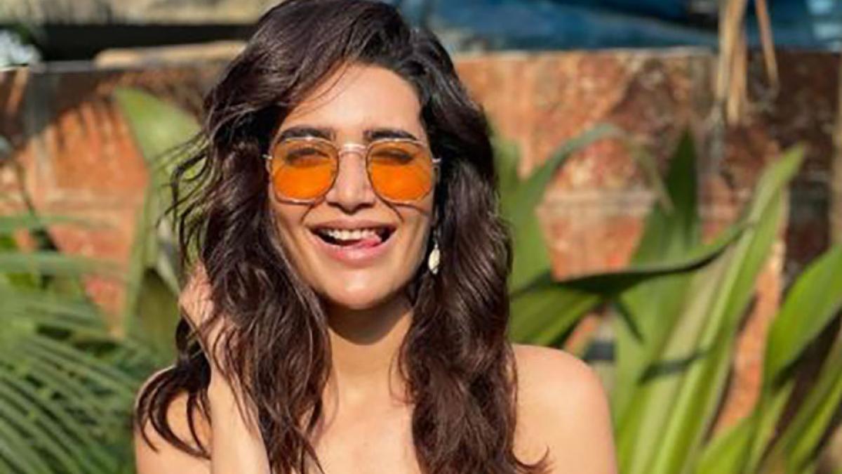 ब्लू बिकिनी में टीवी एक्ट्रेस Karishma Tanna का सिजलिंग अंदाज, पूल किनारे दिए किलर पोज