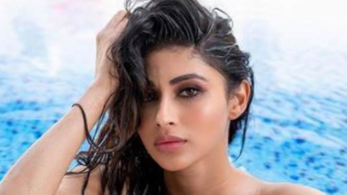 एनिमल प्रिंटेड बिकिनी में Mouni Roy ने बिखेरा जलवा, स्टनिंग लुक पर फैंस हुए फिदा
