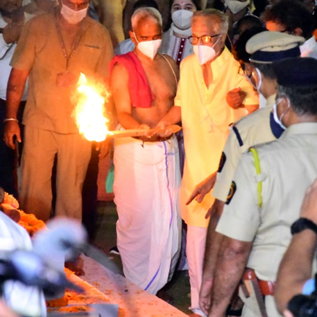 लता मंगेशकर का अंत‍िम संस्कार 