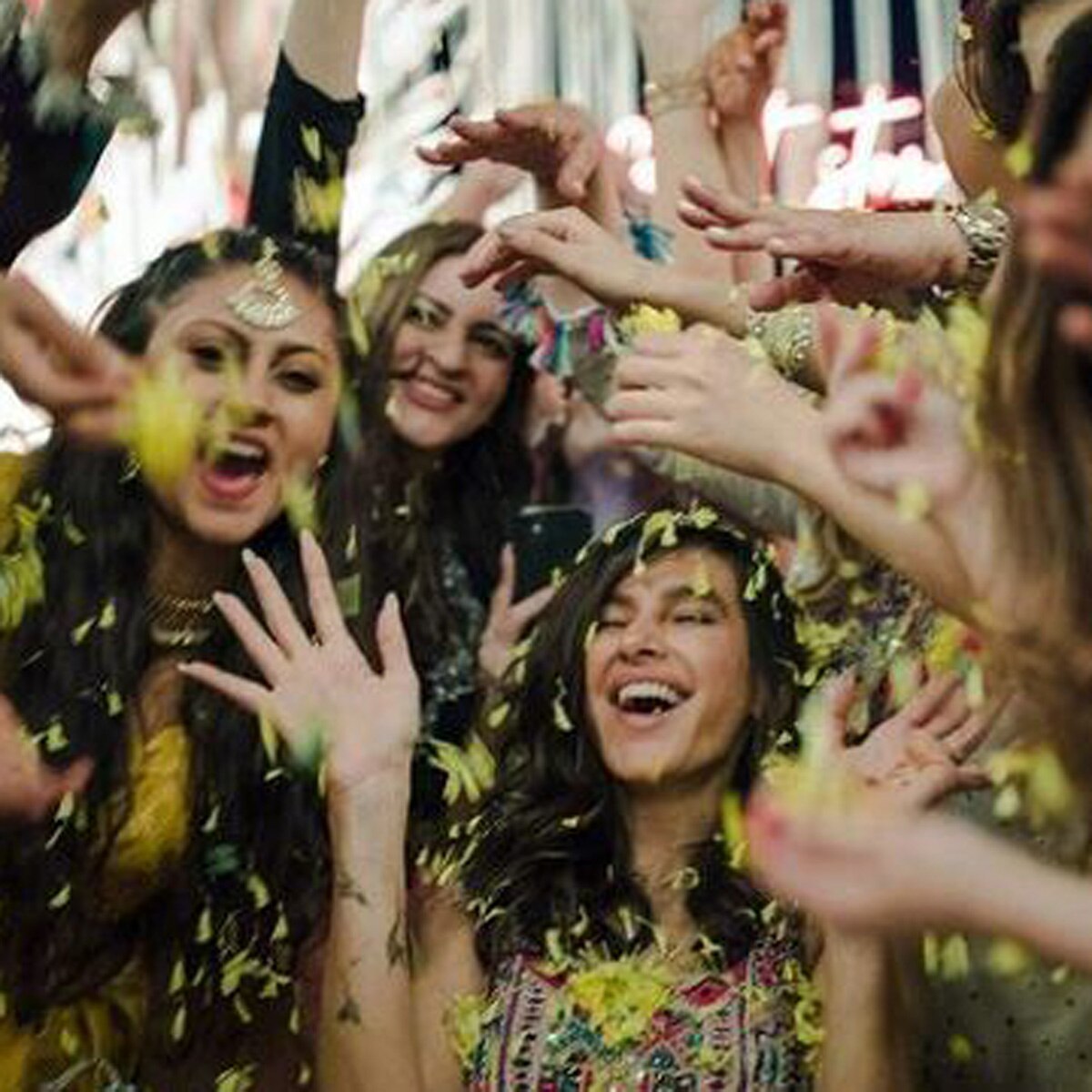 शिबानी दांडेकर मेहंदी फोटोज