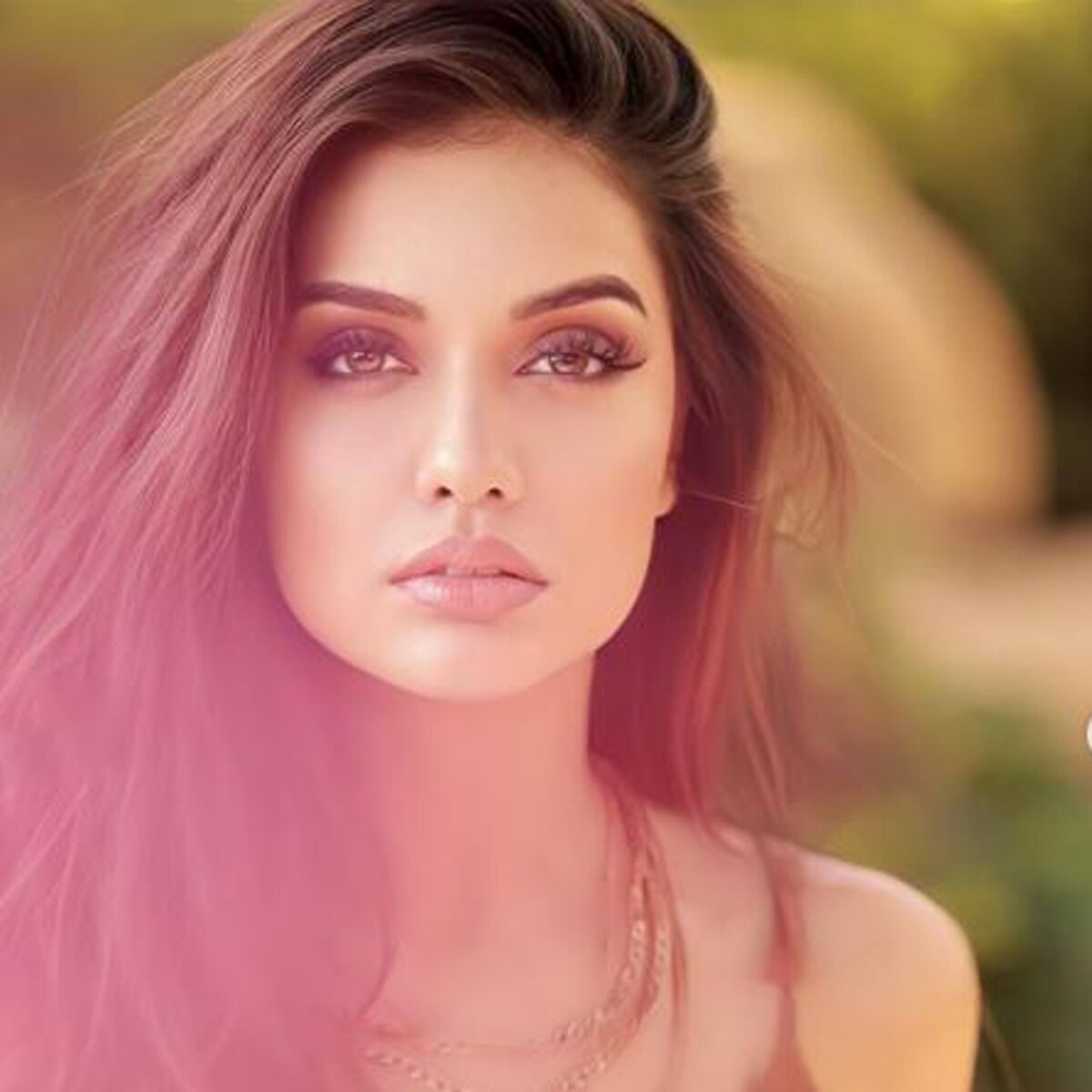 दिव्या अग्रवाल 