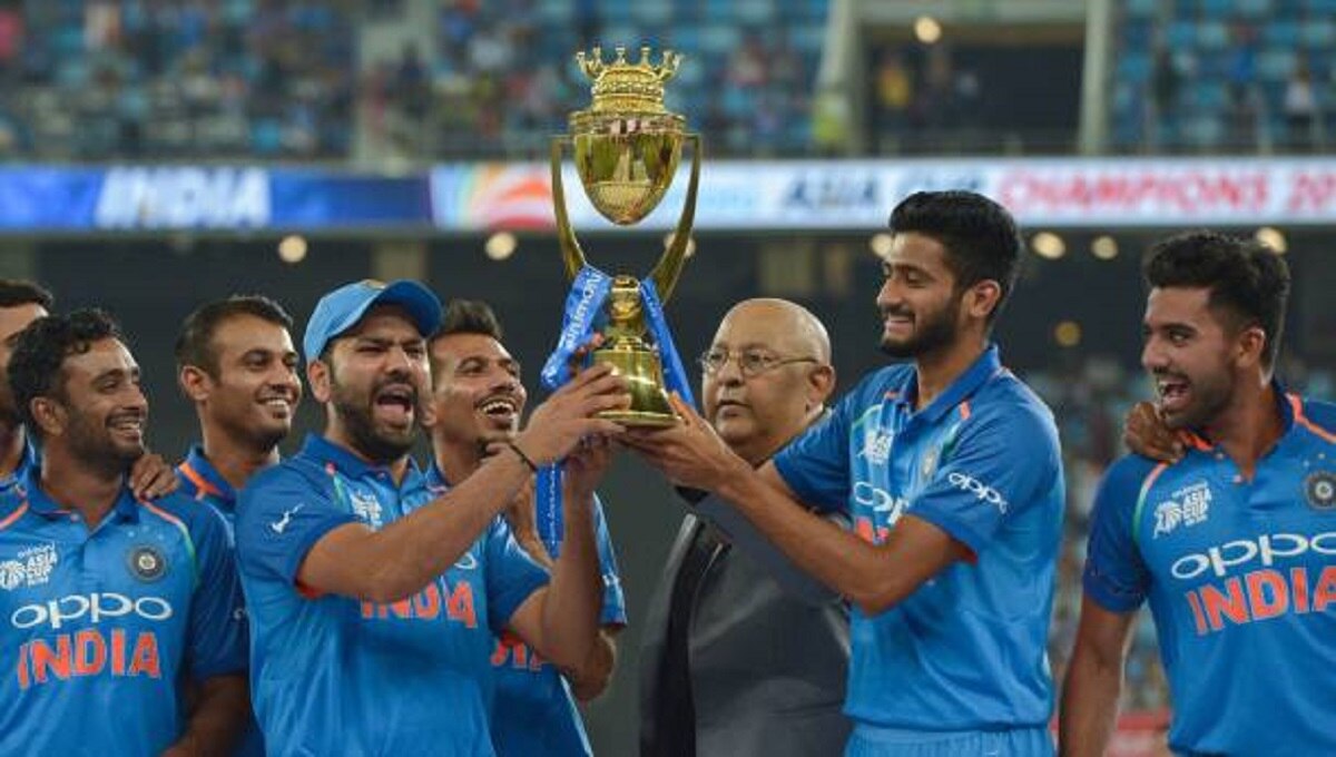 Rohit Sharma with Asia Cup 218 (Getty)