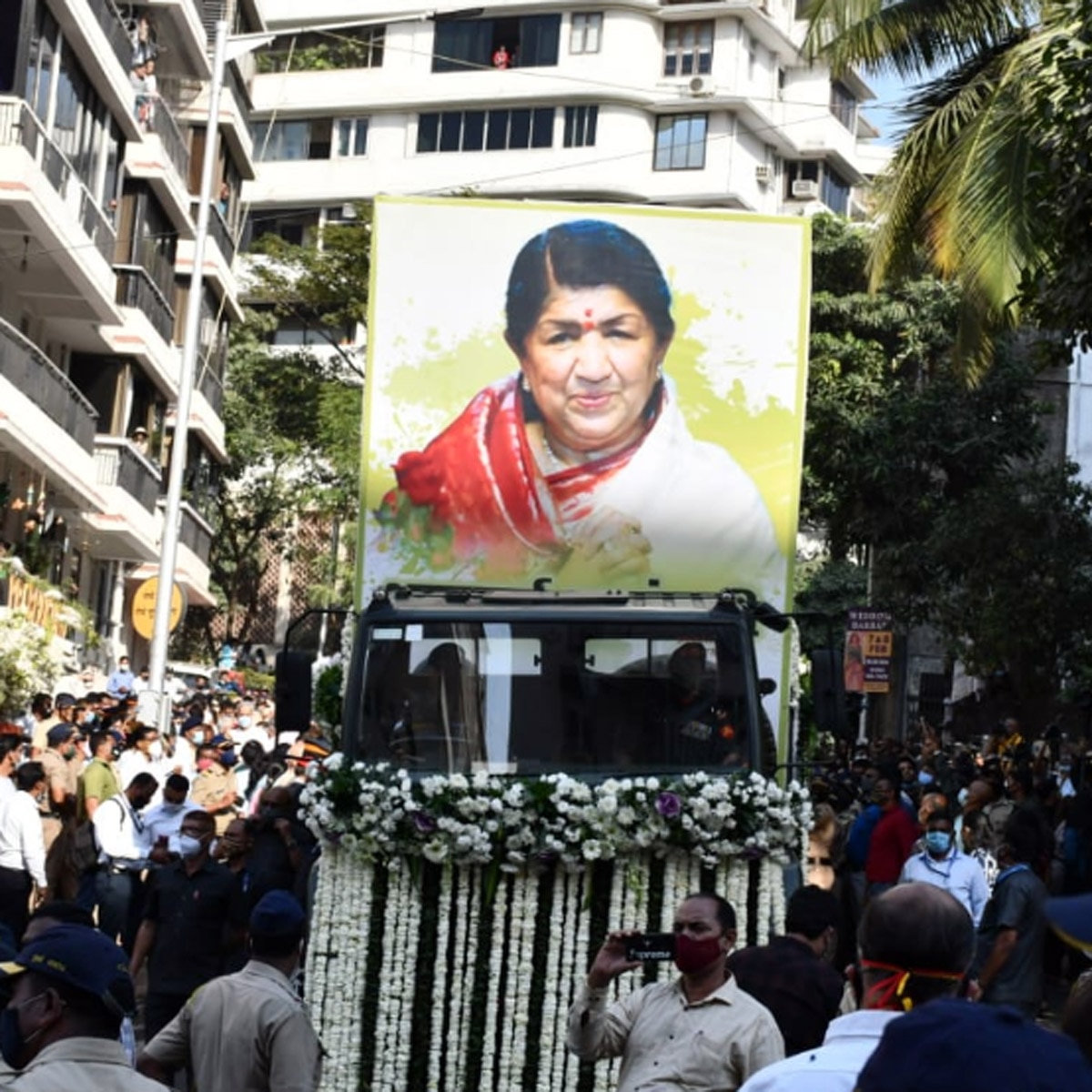 लता मंगेशकर का अंत‍िम संस्कार 
