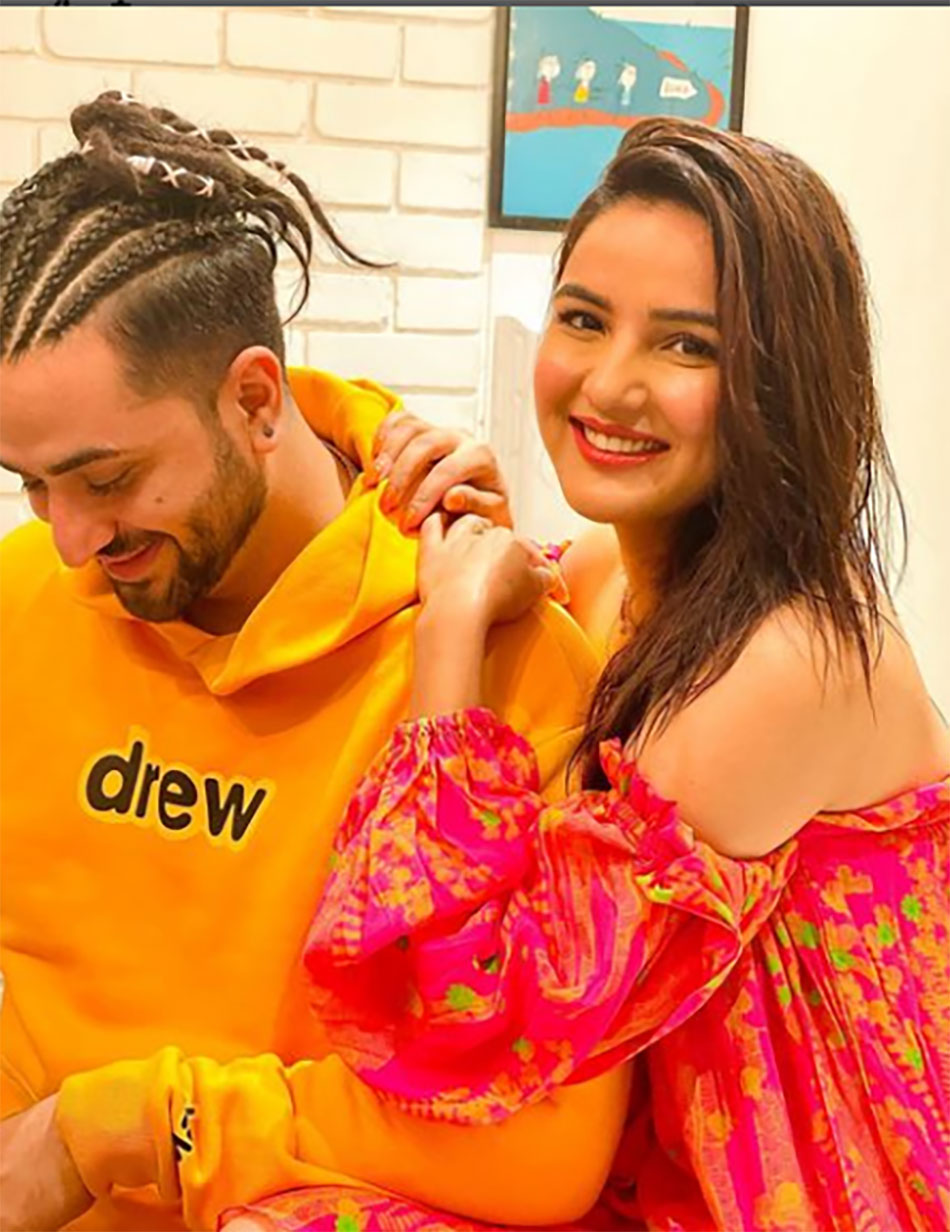 जैस्मिन भसीन-अली गोनी