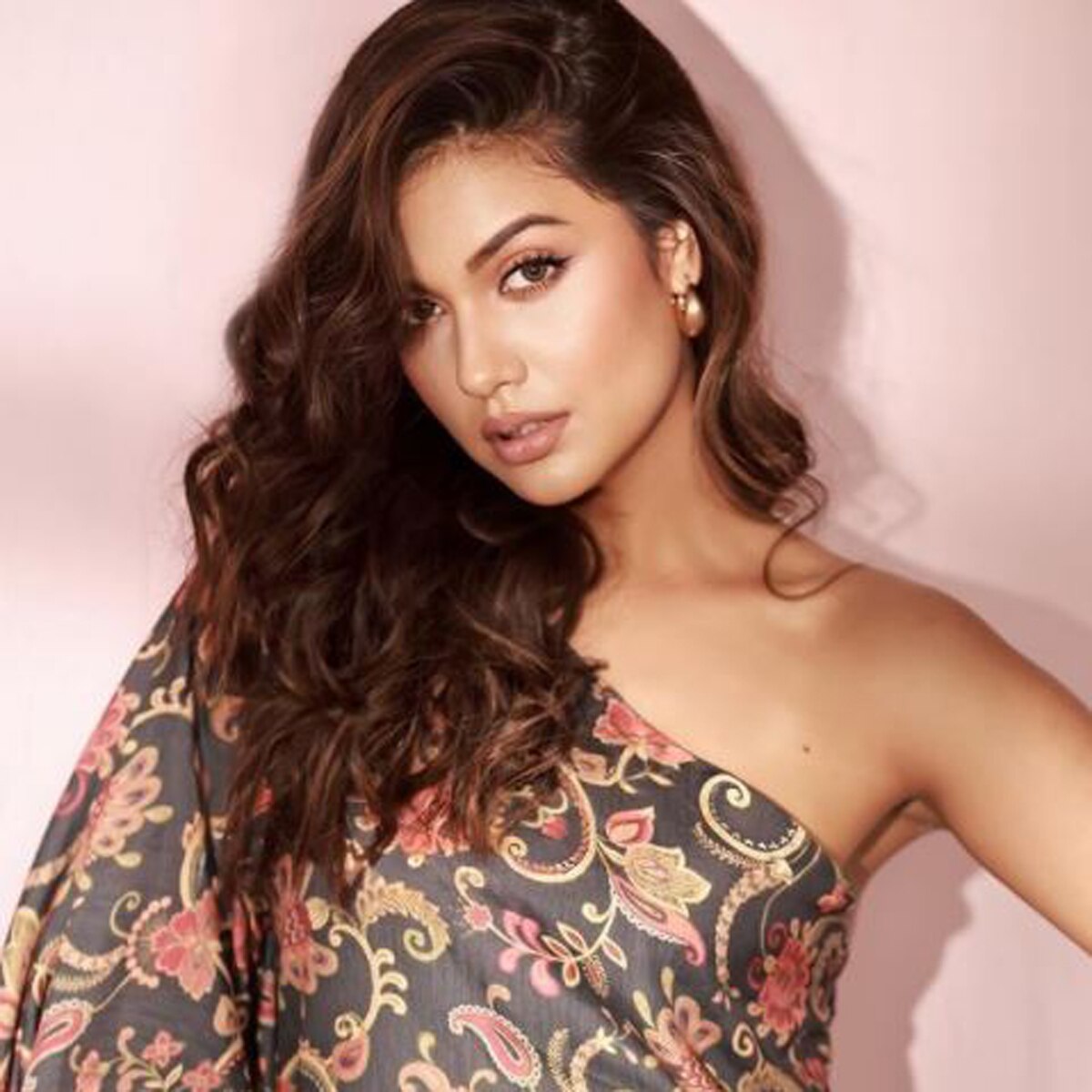 दिव्या अग्रवाल 